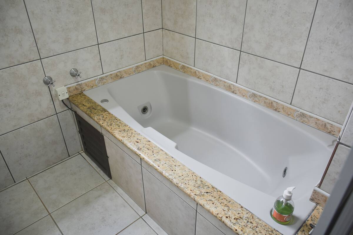 luxury room | jetted bathtub