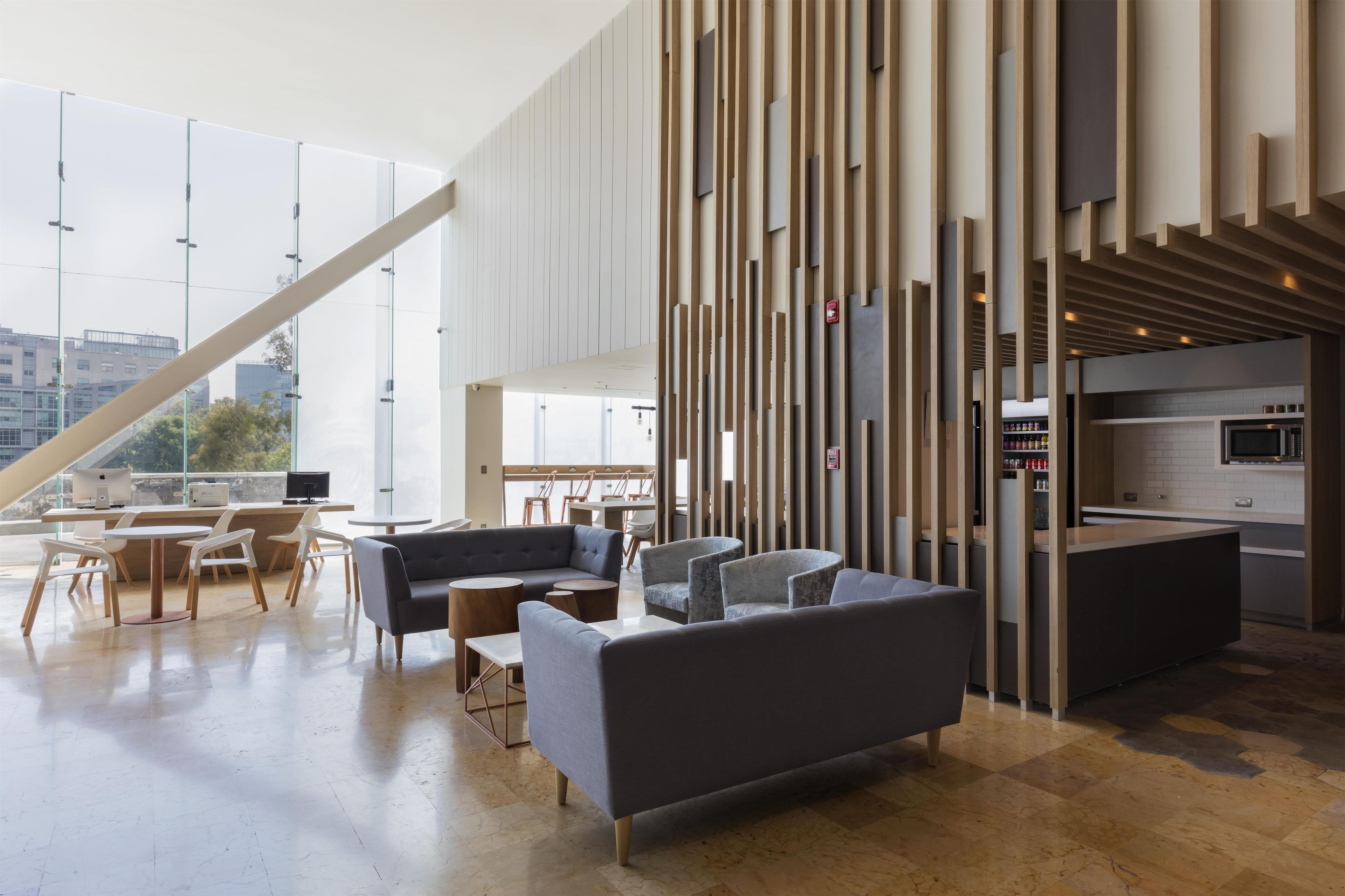 Un interior moderno con comedor, asientos y cocina.