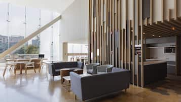 Un interior moderno con comedor, asientos y cocina.