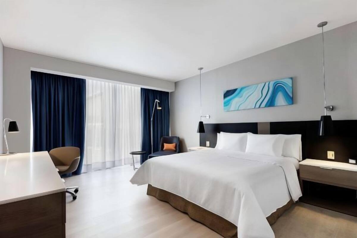 Minibar, caixa forta a l'habitació i escriptori