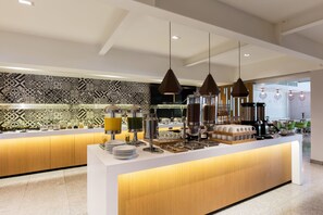 Café da manhã completo todos os dias mediante uma taxa