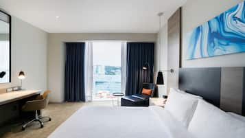 Frigobar, cofres nos quartos, escrivaninha