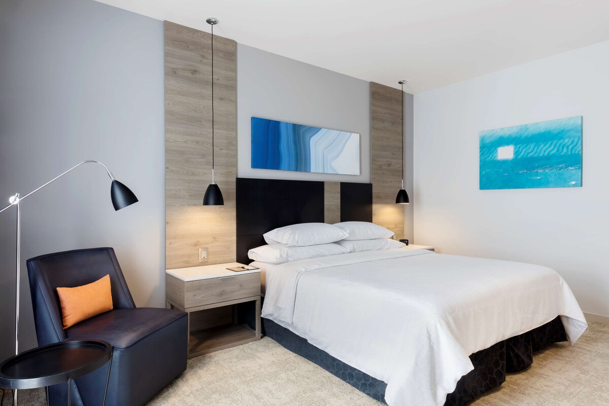 Habitación, 1 cama de matrimonio grande, no fumadores | Minibar, caja fuerte, escritorio y espacio para trabajar con un portátil