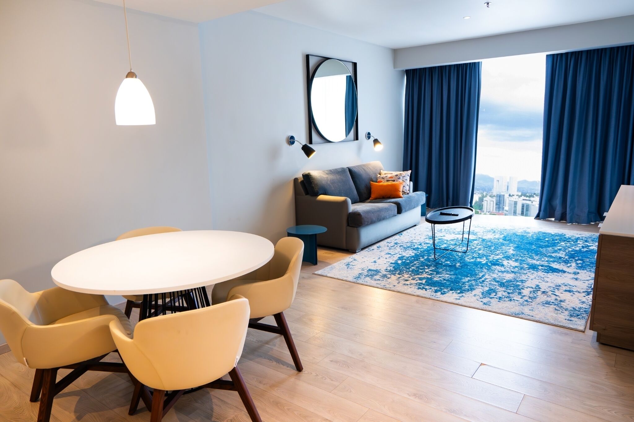 Suite, 1 habitación, para no fumadores | Área de sala de estar | Televisión LED de 55 pulgadas con canales por cable 