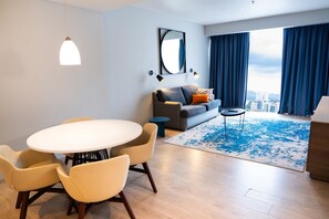 Suite, 1 Bedroom, Non Smoking | Ruang tamu | 55 inci televisyen LED dengan kabel 