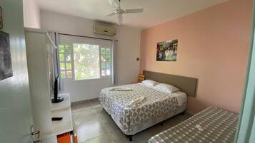 Cortinas blackout, Wi-Fi de cortesia, roupa de cama