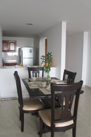 Familie appartement, 2 slaapkamers | Dineren op de kamer