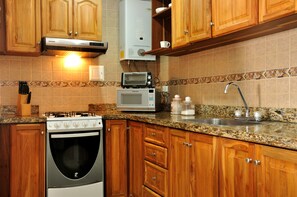 Departamento estándar, 2 habitaciones | Cocina privada | Refrigerador con congelador, microondas, horno y parrilla de estufa