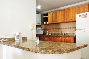 标准公寓, 2 间卧室 | 私人厨房 | 大冰箱、微波炉、烤箱、炉灶