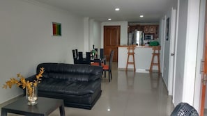Superior appartement, 2 slaapkamers | Woonruimte | Een 32-inch flatscreentelevisie met kabelzenders en televisie