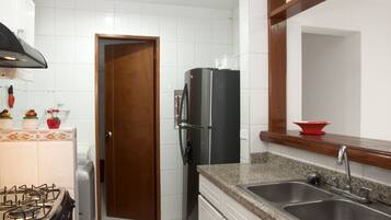 Appartement Standard, 2 chambres | Cuisine privée | Grand réfrigérateur, micro-ondes, four, plaque de cuisson