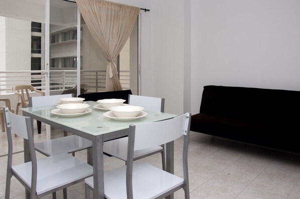 Apartamento estándar, 2 habitaciones | Servicio de comidas en la habitación