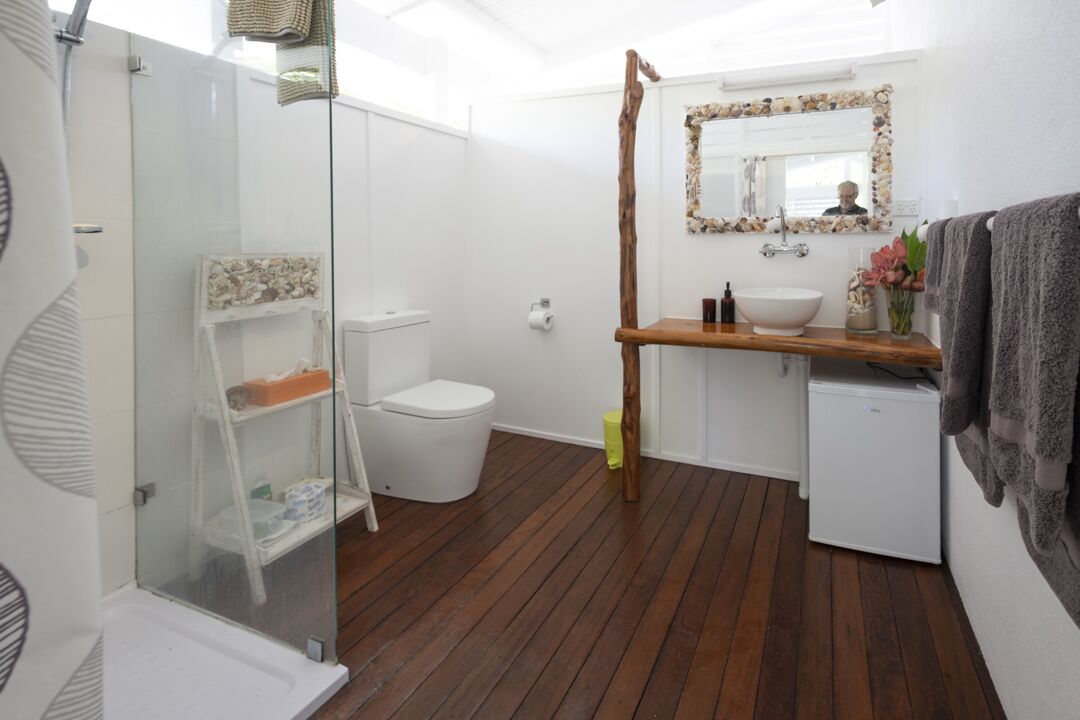Double Room, Private Bathroom (Hibiscus Room) | Bilik Mandi | Pancuran mandi, tuala disediakan, sabun, tisu tandas 