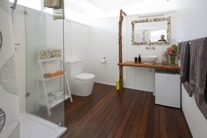 Tweepersoonskamer, privébadkamer (Hibiscus Room) | Badkamer | Een douche, handdoeken, zeep, toiletpapier