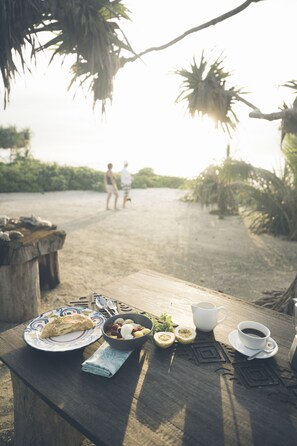 Free daily full breakfast - Papaya Villa B&B (Eton)