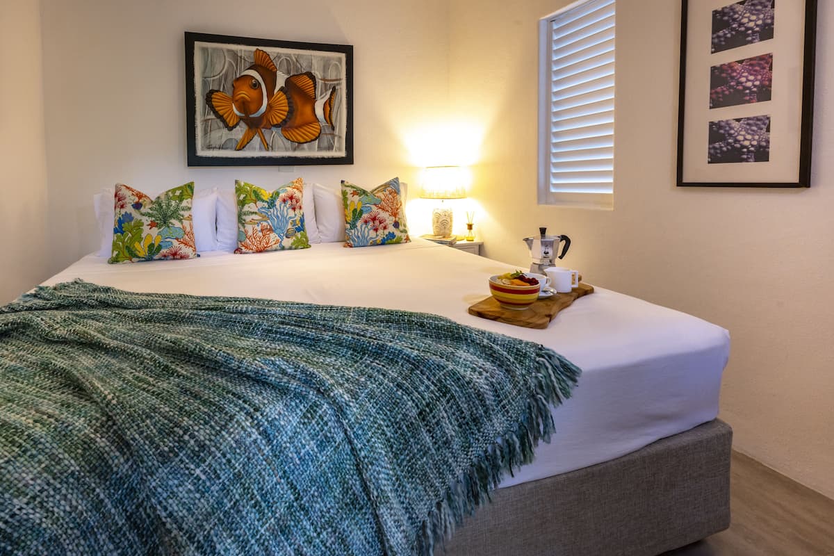 Doppelzimmer, eigenes Bad (Hibiscus Room) | 1 Schlafzimmer, Bettwäsche aus ägyptischer Baumwolle