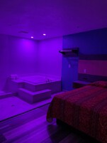 Tabla de planchar con plancha, wifi gratis y ropa de cama 