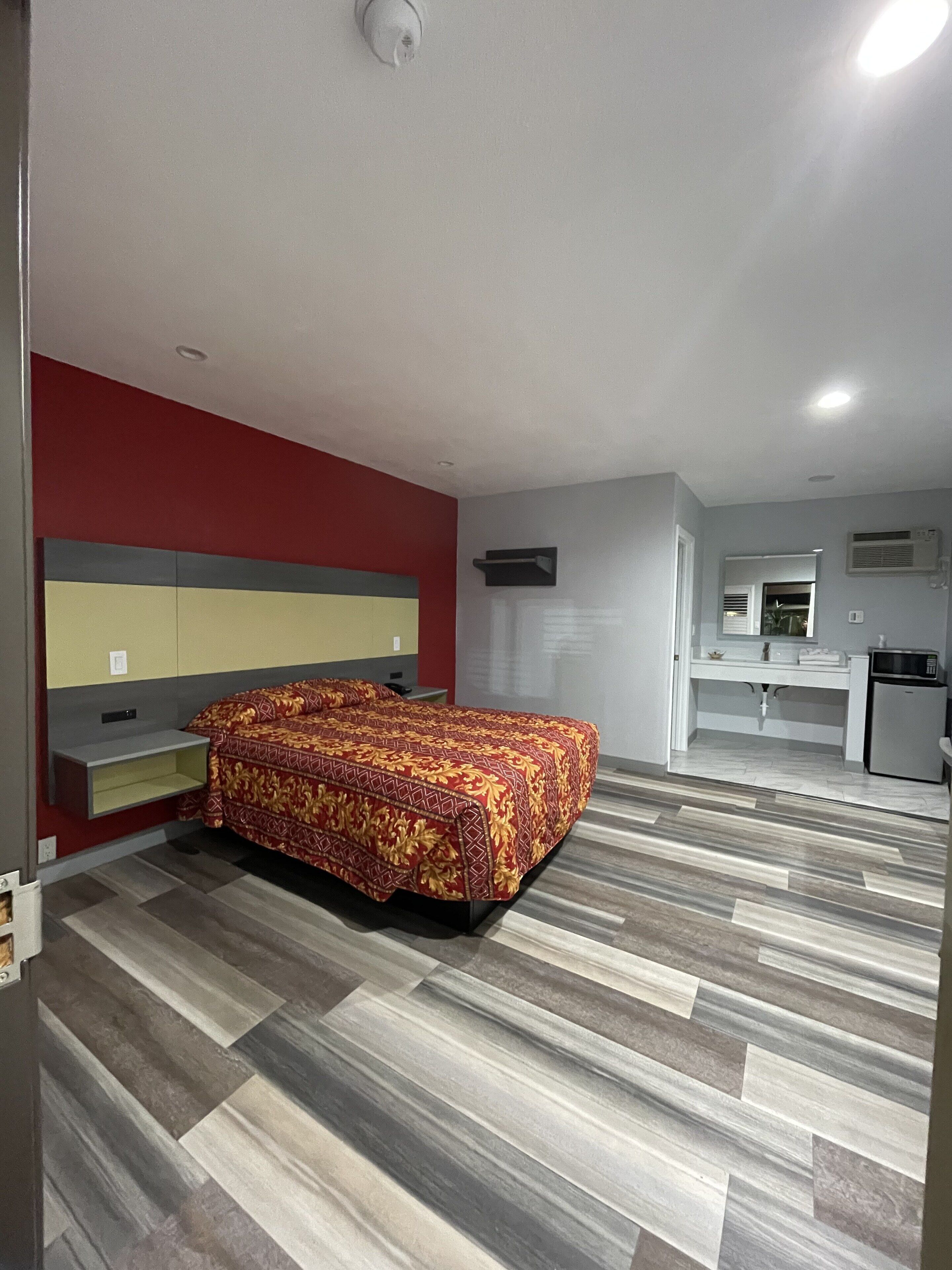 Room, 1 Queen Bed | Iron/ironing board, free WiFi, bed sheets