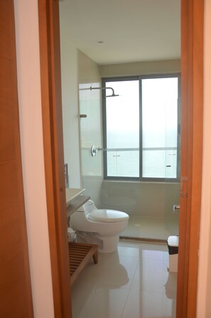 Superior-Apartment, 2 Schlafzimmer, Meerblick | Badezimmer | Dusche, Handtücher