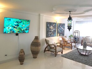 Apartamento superluxo, 2 quartos | Sala de estar | TV de tela plana 50 polegadas com canais a cabo, TV