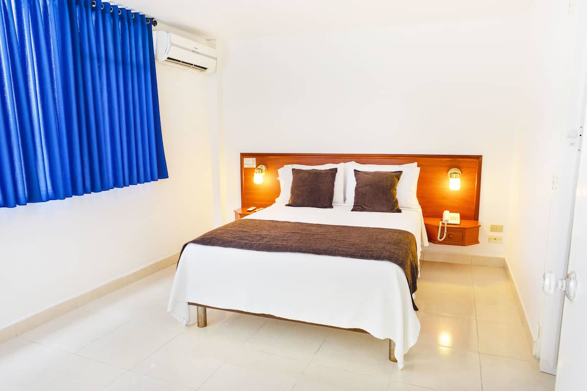 Junior suite, 1 queensize bed | 1 slaapkamer, luxe beddengoed, een bureau, geluiddichte muren