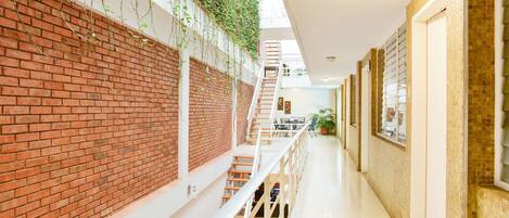 Standard Room, Multiple Beds | Living area