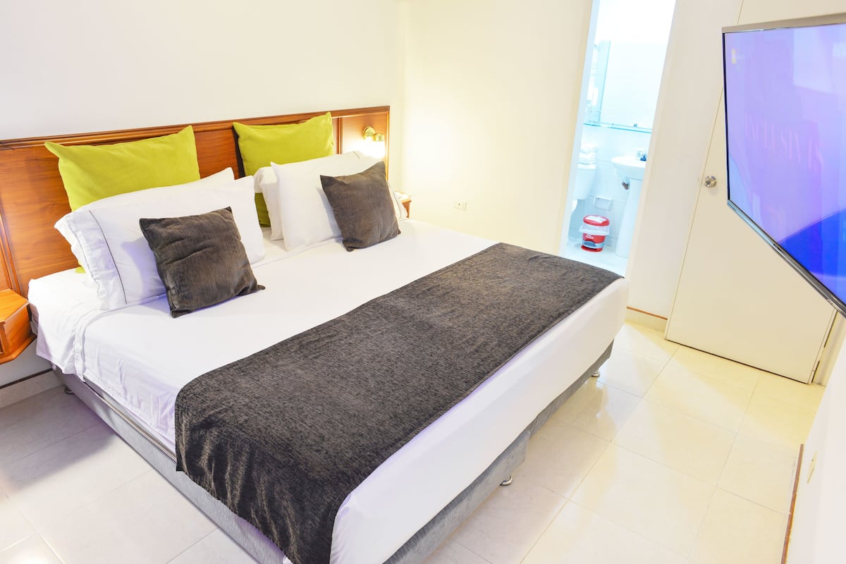 Deluxe Room, 1 King Bed | 1 bedroom, premium bedding, desk, soundproofing