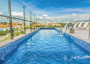 Outdoor pool, open 10 AM to 6:30 PM, pool umbrellas, pool loungers - Sonesta Hotel Bucaramanga (Floridablanca)