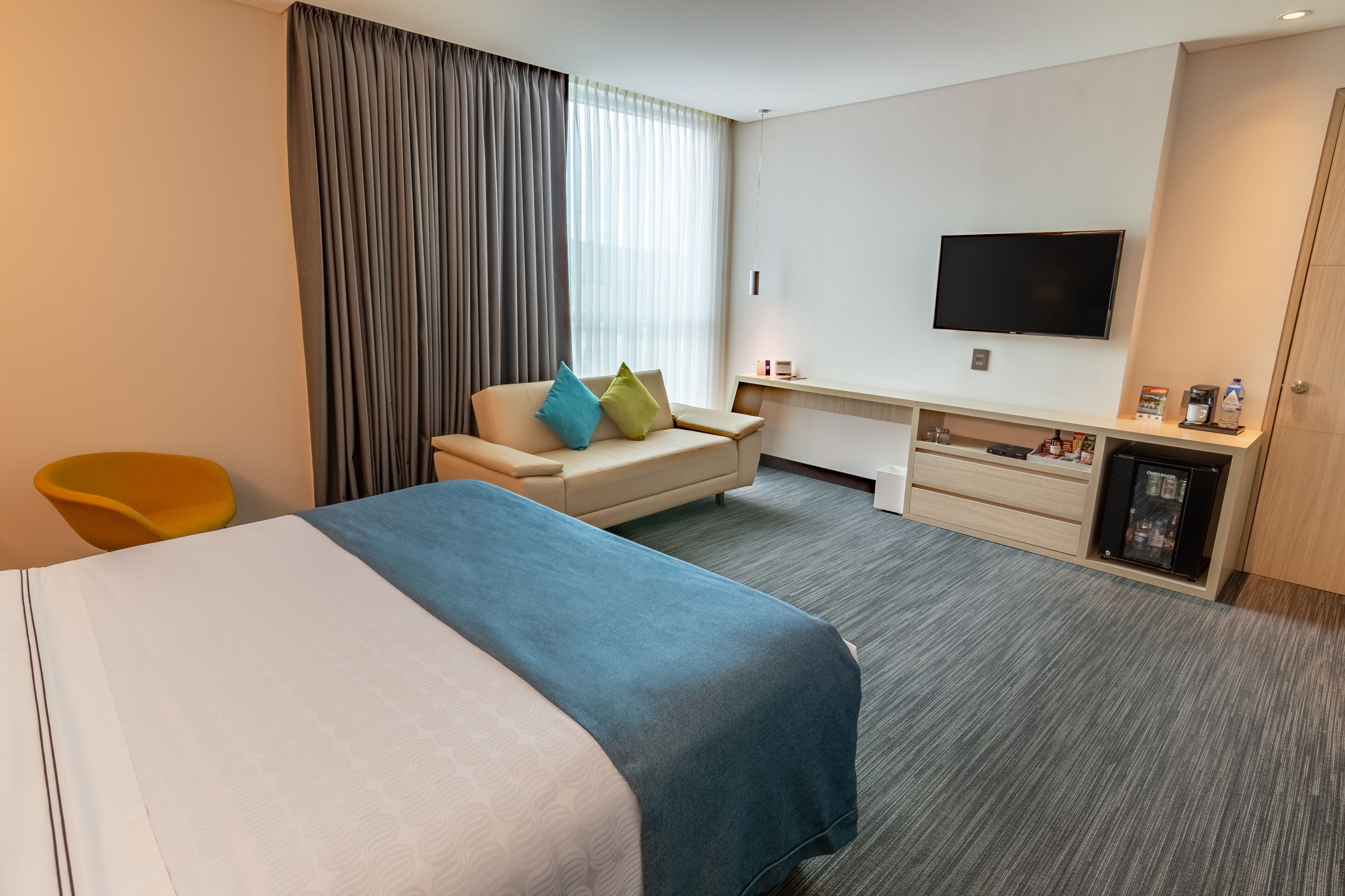 standard room, 1 king bed | 1 bedroom, in-room safe, desk, laptop workspace