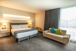 标准房, 1 张特大床 | 客房内保险箱、办公桌、笔记本电脑工作区、遮光窗帘