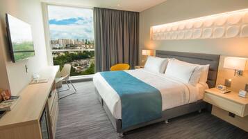 Standard Room, 1 King Bed | In-room safe, desk, laptop workspace, blackout drapes