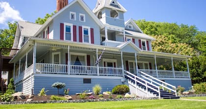 Hudson Manor Bed and Breakfast