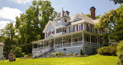 Hudson Manor Bed and Breakfast