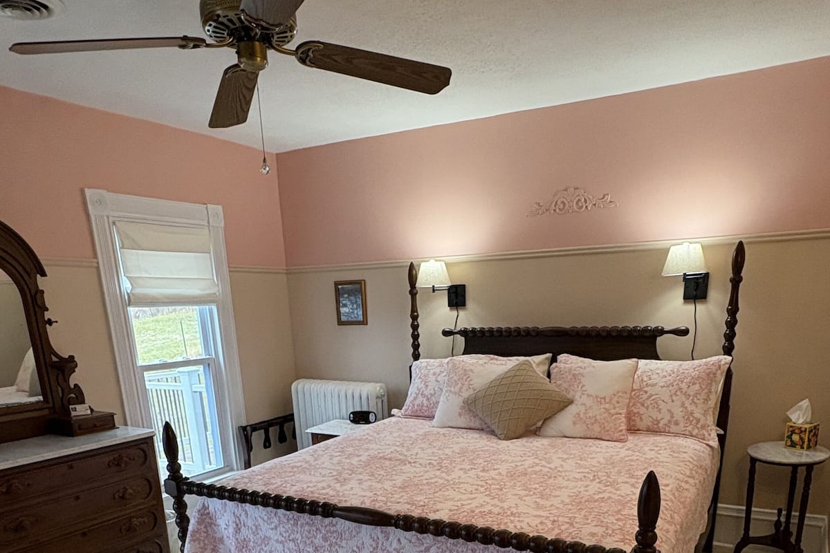 Standard Room, 1 King Bed, Non Smoking (Keuka Room) | Individually decorated, individually furnished, iron/ironing board