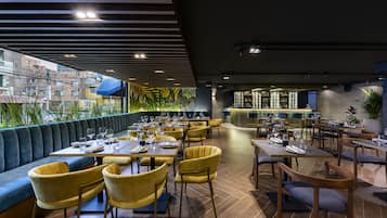 2 restaurantes, se sirven desayunos, comidas y cocina internacional