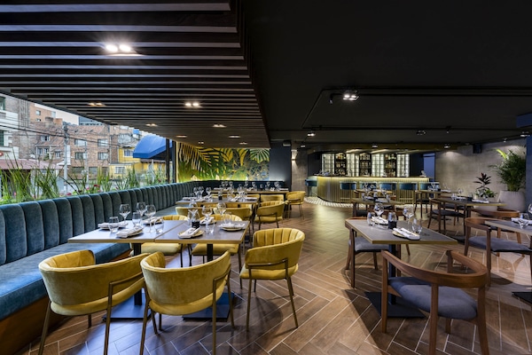 2 restaurantes; se sirven desayunos, almuerzos y cocina internacional