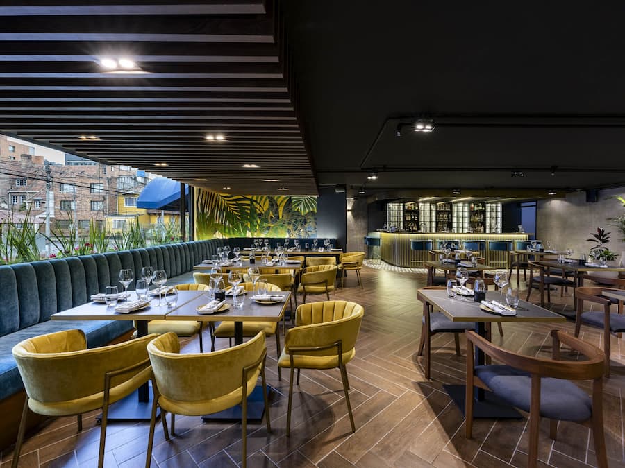 2 restaurantes; se sirve desayuno, almuerzo y cena; cocina internacional