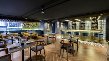 2 restaurantes; se sirve desayuno, almuerzo y cena