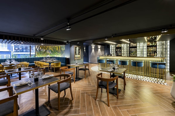 2 restaurants, breakfast, lunch, dinner served; international cuisine