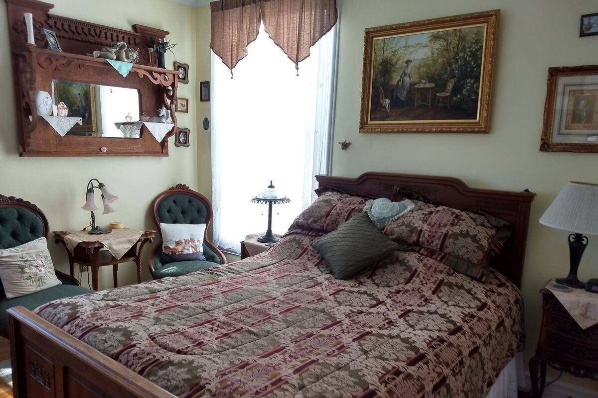 Premium Double Room, Ensuite (Queen Room) | Individually decorated, individually furnished, desk, laptop workspace