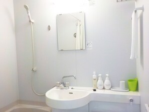 Tina con regadera, amenidades de baño gratuitas, secadora de cabello 