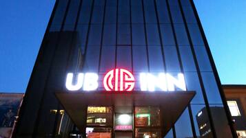 Vista frontal de la propiedad por la tarde o noche