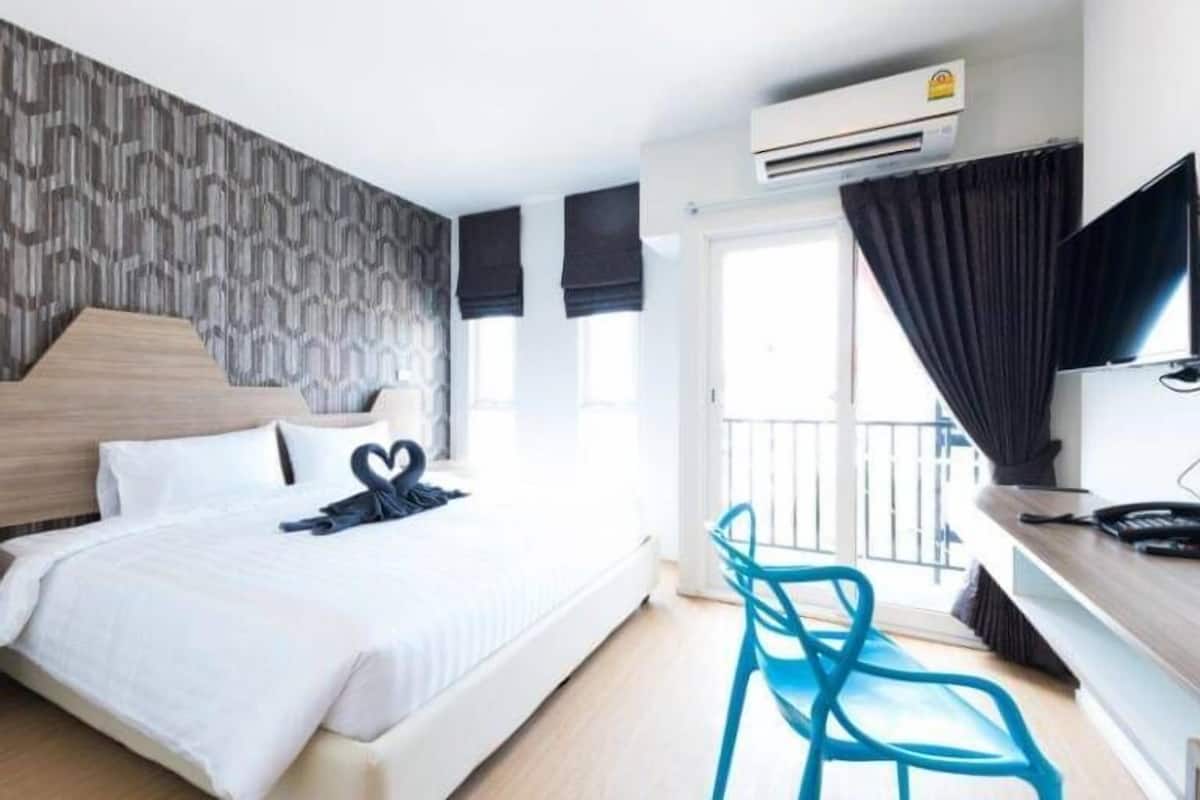 Studio Double bed | In-room safe, desk, blackout drapes