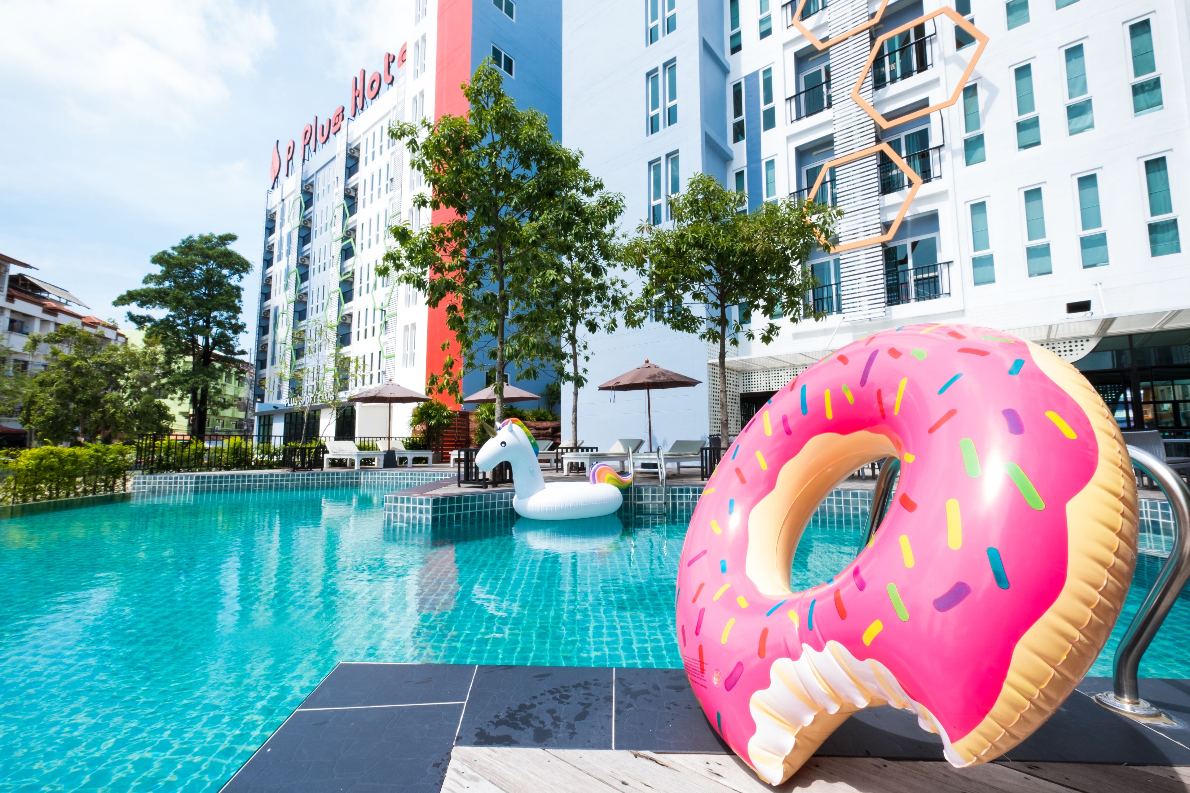 Außenpool, Sonnenschirme, Liegestühle