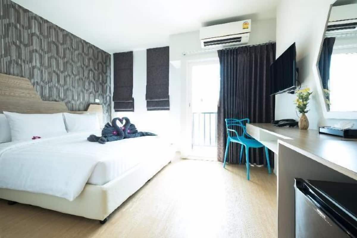 In-room safe, desk, blackout drapes