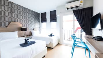 Studio Twin | In-room safe, desk, blackout curtains