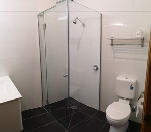 Superior Twin Room (Hidden bunk bed available on request) | Bathroom - Miner's Retreat Motel (Ballarat East)