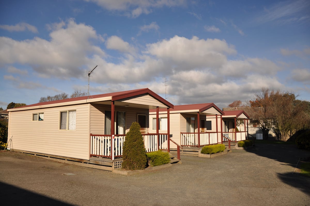 Economy Cabin, 2 Bedrooms, Garden Area | Tilam berlapik, meja, kalis bunyi, katil lipat simpan/tambahan 