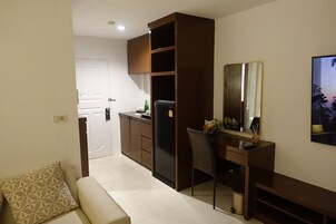 Grand Room, 1 Double Bed, Sea View | Minibar, in-room safe, desk, laptop workspace