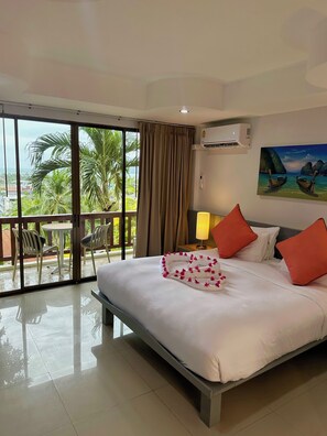 Minibar, in-room safe, desk, laptop workspace - Sea Hills Resort (Patong)